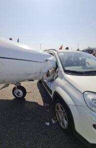 İTALYA'DA PİSTTE İLERLEYEN ÖZEL JETE ARABA ÇARPTI